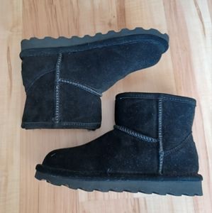 Never worn new Bearpaw boots
